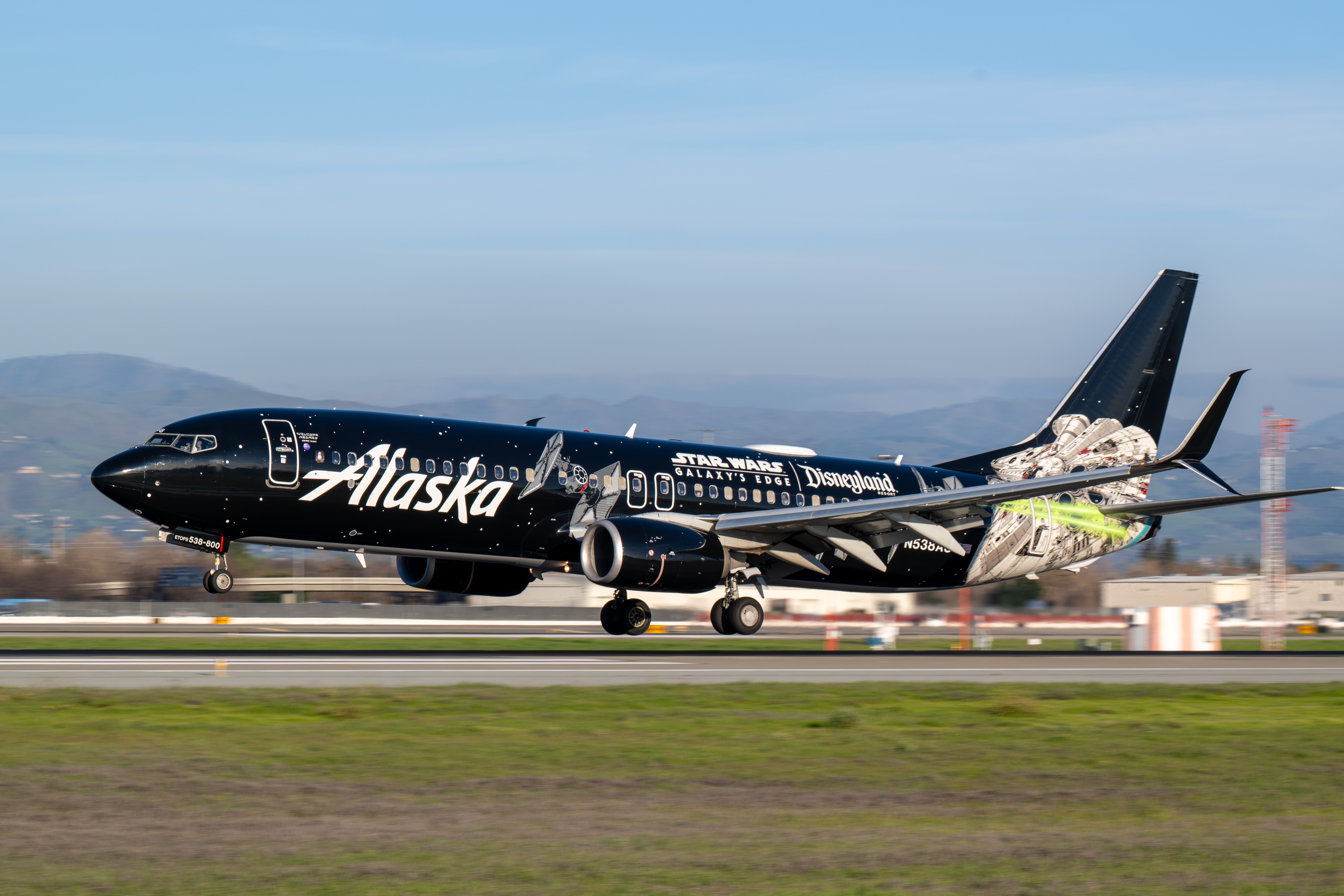 Alaska Airlines Star Wars plane at SJC