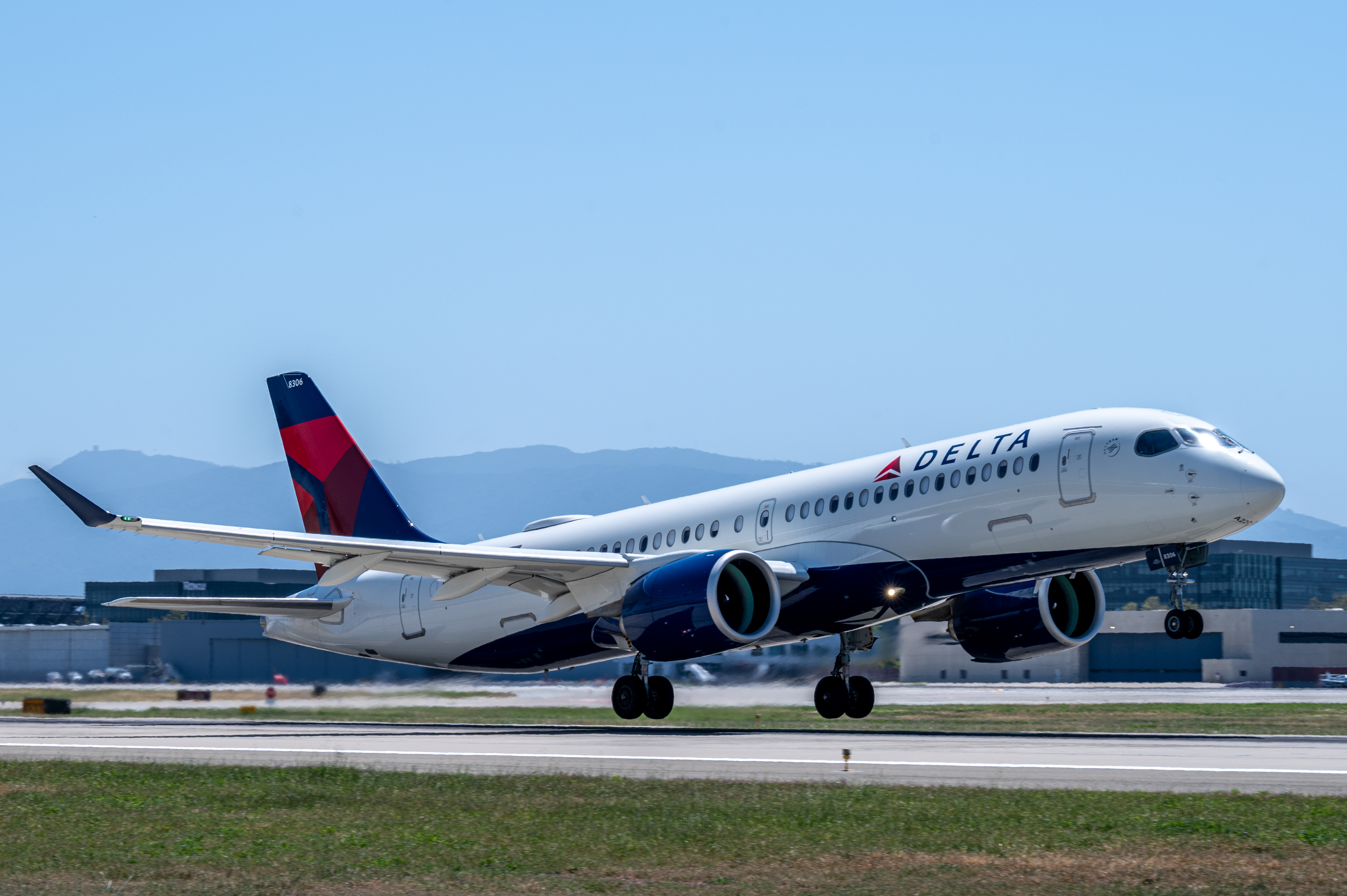 Delta Air Lines plane at SJC